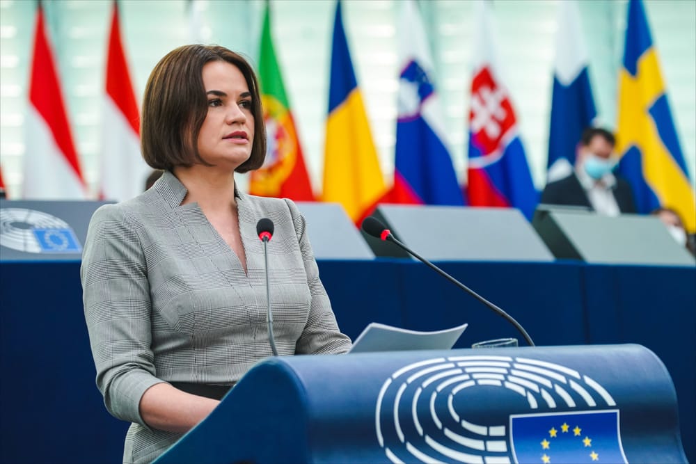 Belarusian opposition leader Sviatlana Tsikhanouskaya addresses the European Parliament in 2021 (CC-BY-4.0: © European Union 2021 – Source: EP)