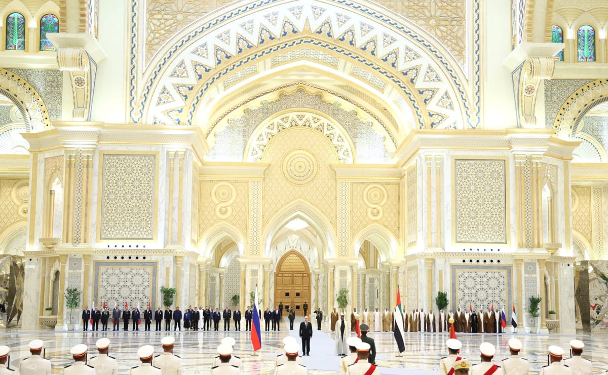 The welcoming ceremony for Vladimir Putin hosted by President of the United Arab Emirates Sheikh Mohammed bin Zayed Al Nahyan (Sergei Savostyanov, TASS/Kremlin)