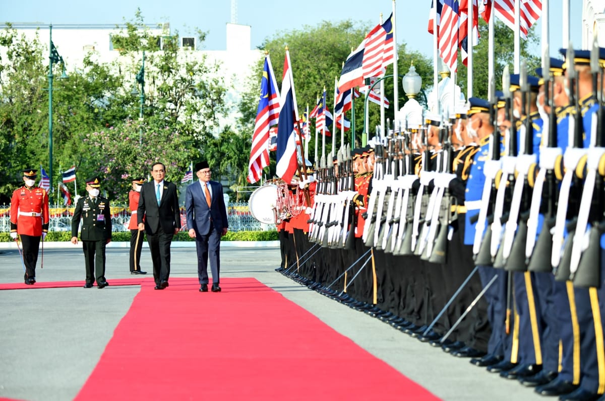 Anwar (right) and Thai Prime Minister Prayut Chan-o-cha (Royal Thai government)