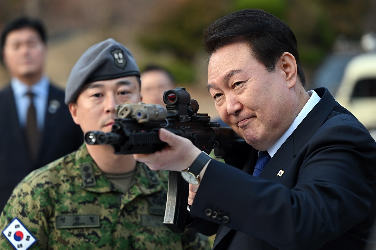 Republic of KoreaFollow Navy_Special_Warfare_Flotilla_03 President Yoon Suk Yeol visits the Navy Special Warfare Flotilla in Jinhae, Gyeongsangnam-do Province, on March 10, 2023.     March 10, 2023     Korea Navy Special Warfare Flotilla     Presidential Security Service  Official Photographer : Kang Min Seok