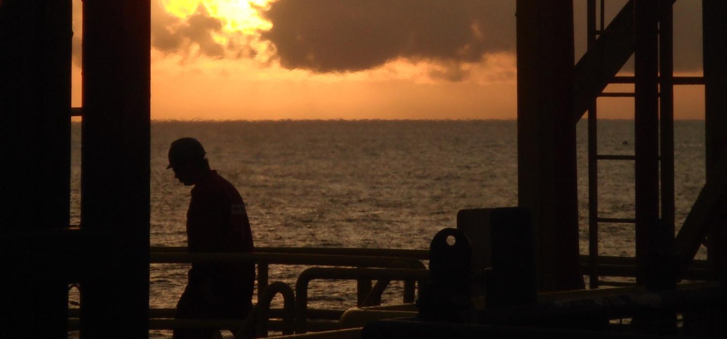 Oil worker in Angola (Photo: papagaio-pirata/Flickr)