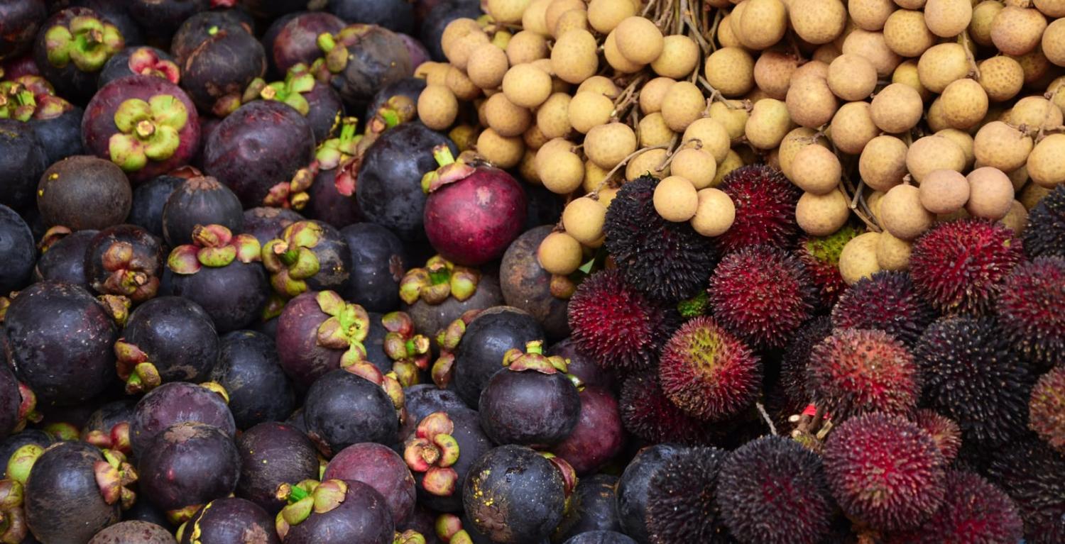 Mangosteen and rambutan ready for market (Theo Crazzolara/Flickr)