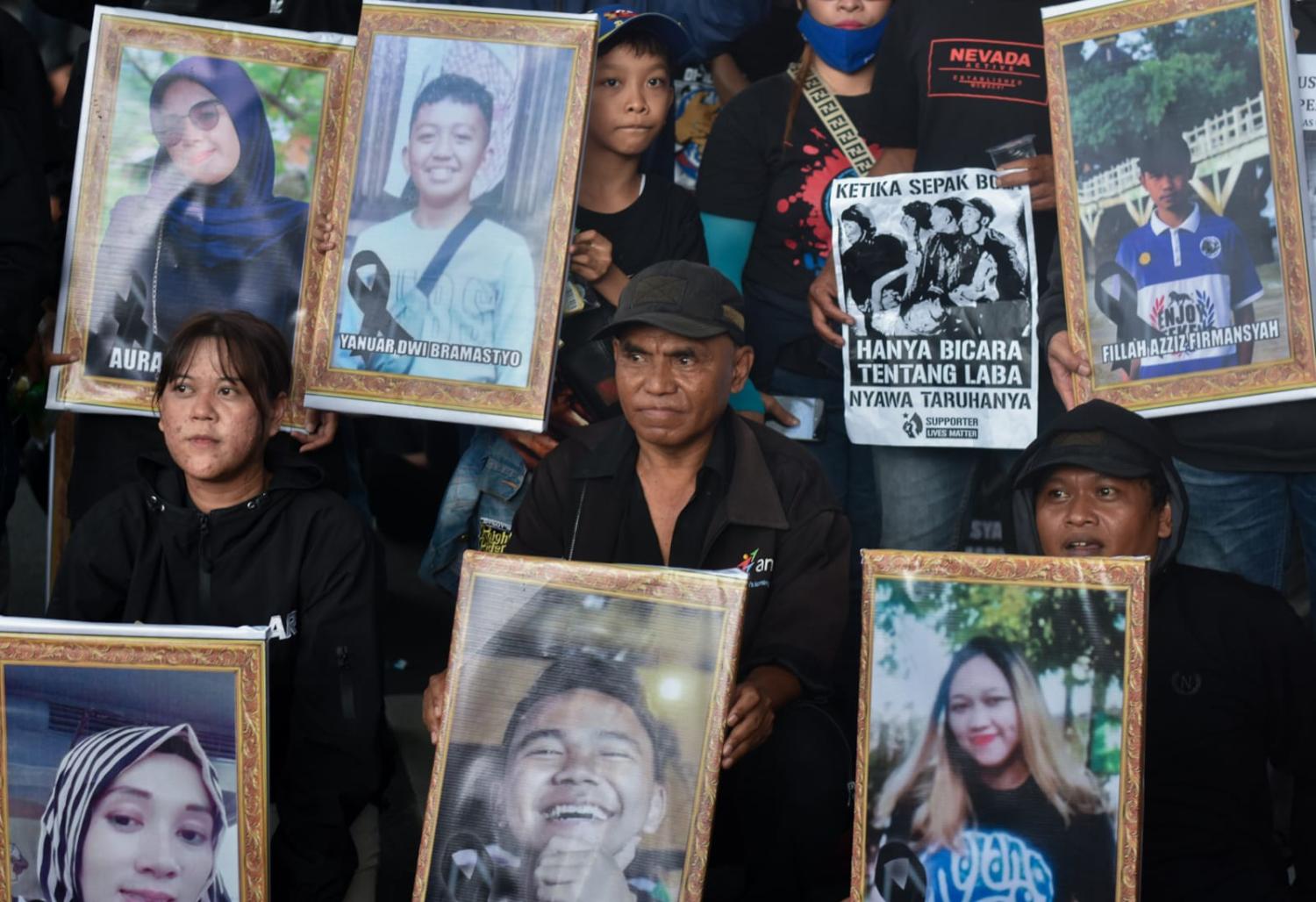 Arema FC supporters march in the streets to protest and demand an answer from the city government of Malang, 40 days after the stampede at Kanjuruhan Stadium (Aman Rochman/NurPhoto via Getty Images)