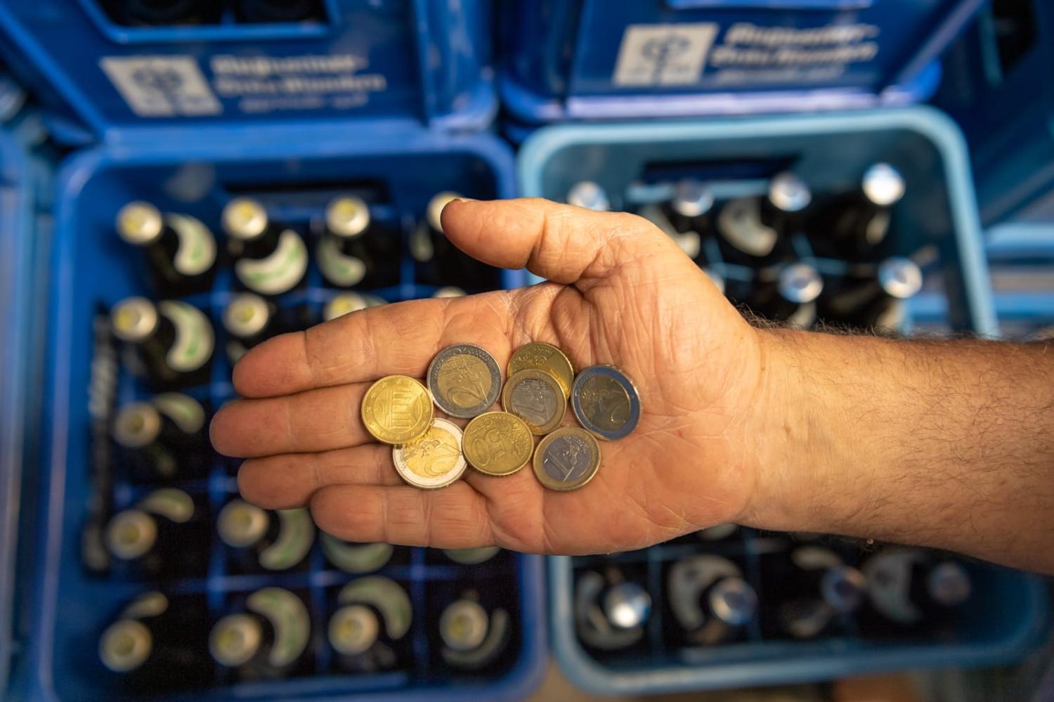 Beer money (Peter Kneffel via Getty Images)