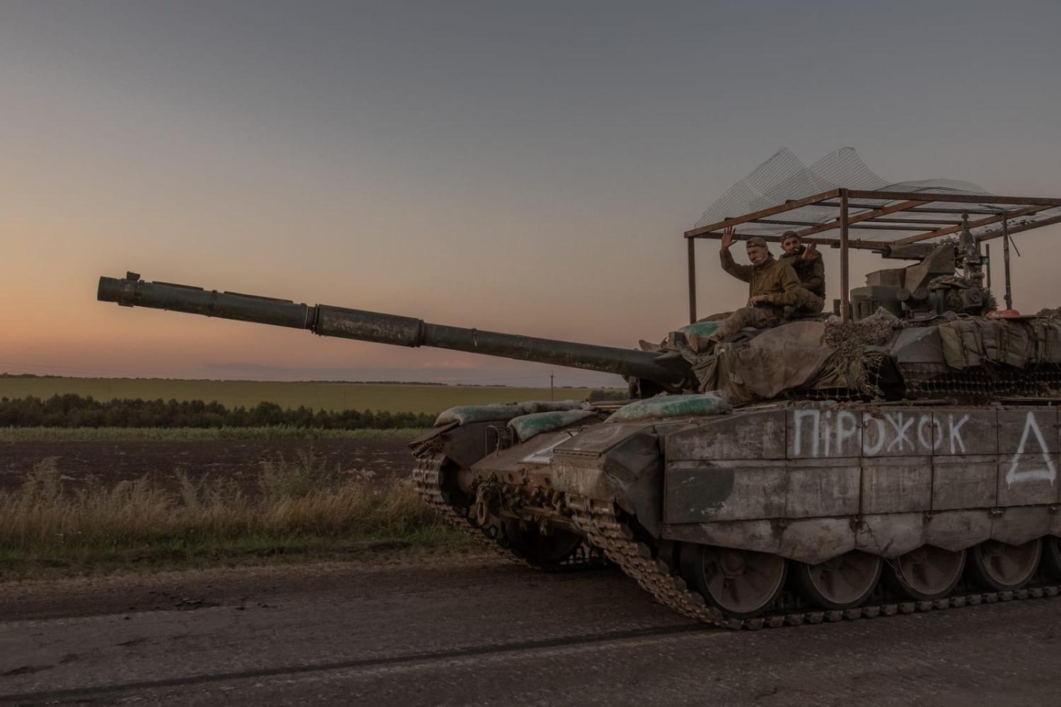 Ukrainian servicemen operate a tank on a road near the border with Russia, in the Sumy region of Ukraine, 14 August 2024 (Roman Pilipey/AFP via Getty Images)