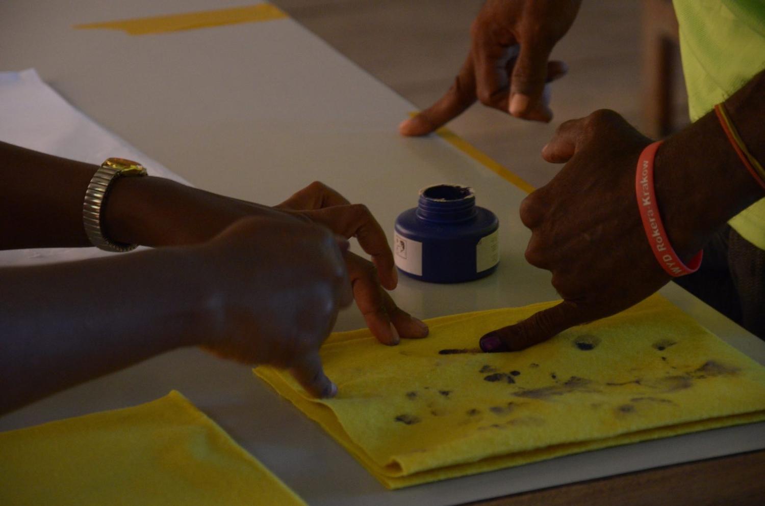 Voters dip into ink for the Solomon Islands elections (Photo: Commonwealth Secretariat/Flickr)