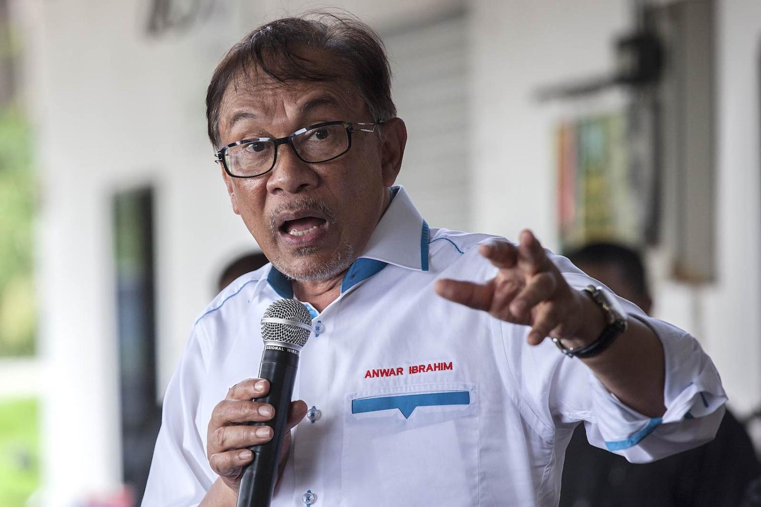 Anwar Ibrahim speaks to supporters at a campaign rally in Port Dickson, Malaysia, October 2018 (Photo: Ore Huiying/Getty Images)