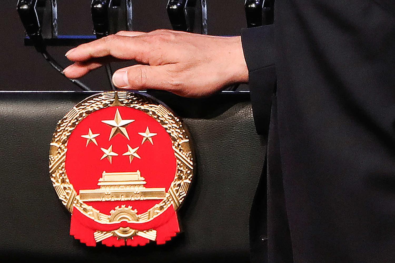 Officials prepare a podium for China’s President Xi Jinping during the APEC CEO Summit 2018 in Port Moresby, 17 November 2018 (Fazry Ismail/AFP via Getty Images)