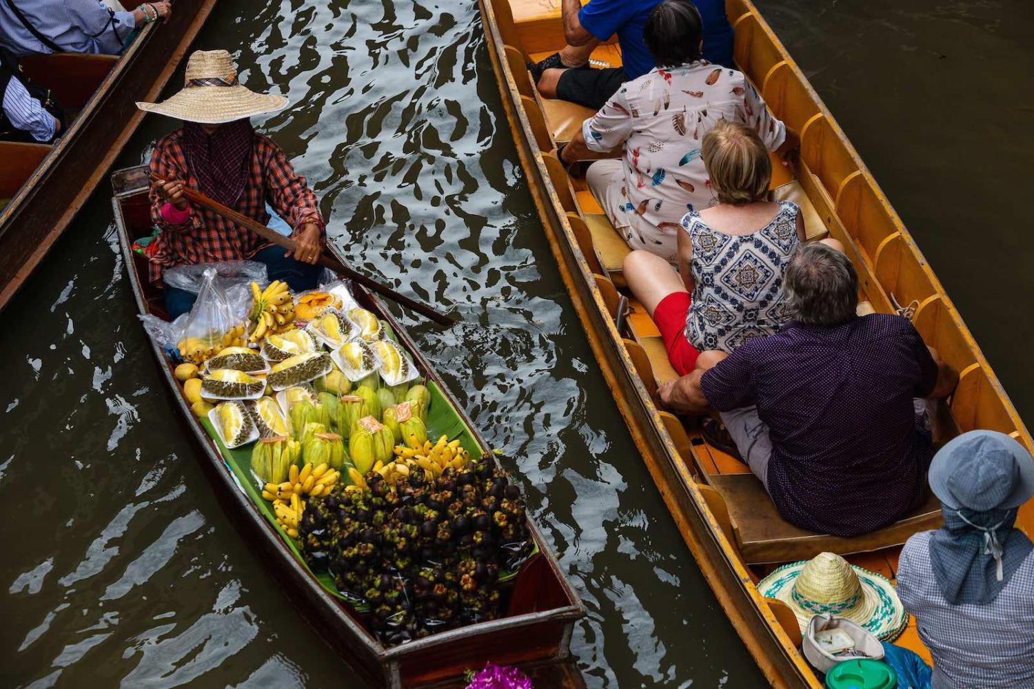 It’s tricky getting everyone pointed in the same direction: a floating market in Damnoen Saduak, Thailand (Photo: Eduardo Leal via Getty)