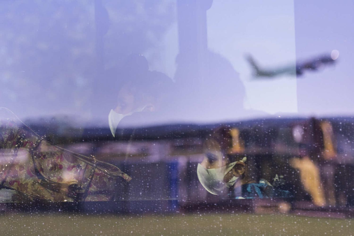 Passengers after flying in to Australia from India on 15 May (Rohan Thomson/Getty Images)
