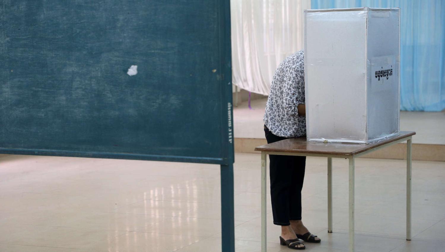 A voter in Ta Khmau, Kandal Province, Cambodia, during commune elections in 2017 (Photo: Satoshi Takahashi via Getty)