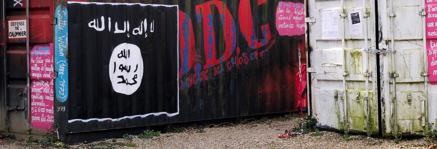 Flag of Islamic State graffiti, St.-Romain-au-Mont-d'Or, France (Photo: Thierry Ehrmann Creative Commons license)