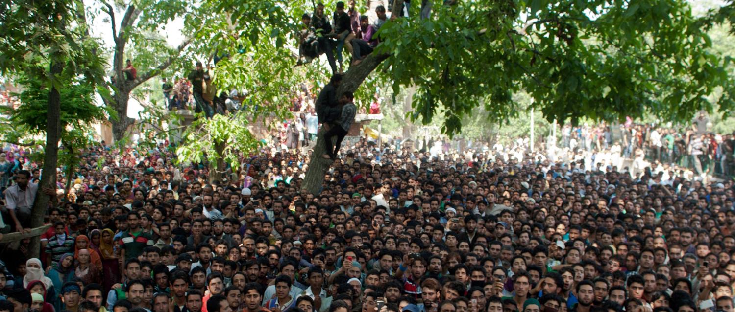 The crowd at a Jaish-e-Mohammad funeral in Kashmir in 2006 (Photo: Yawar Nazir/Getty Images)