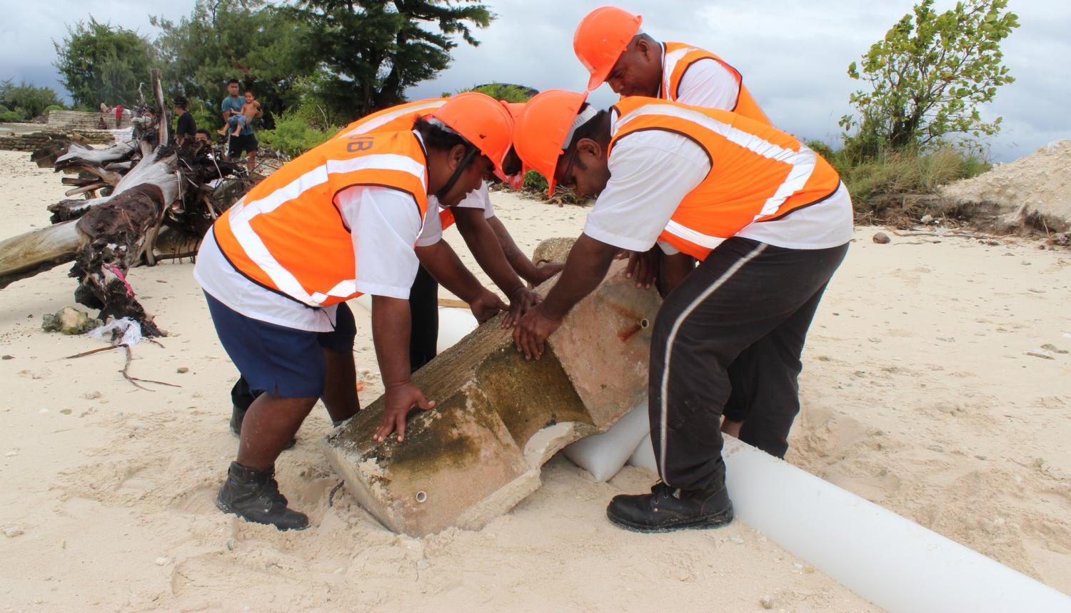 Public Utilities Board workers in Ambo village, Kiribati (Photo: DFAT/Flickr)