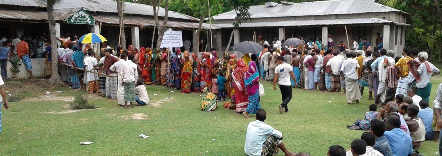 Queueing for cash relief in the Noakhali district, Bangladesh, in the wake of Cyclone Mora (Photo: Flickr/Climate Centre)
