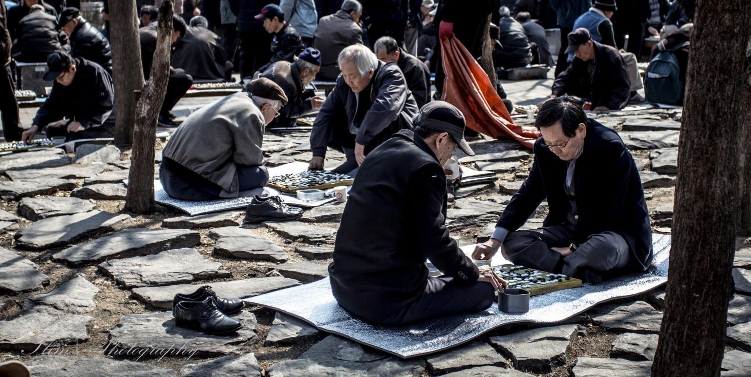 Senior Koreans playing chess (Photo: Flickr/Terence Lim)