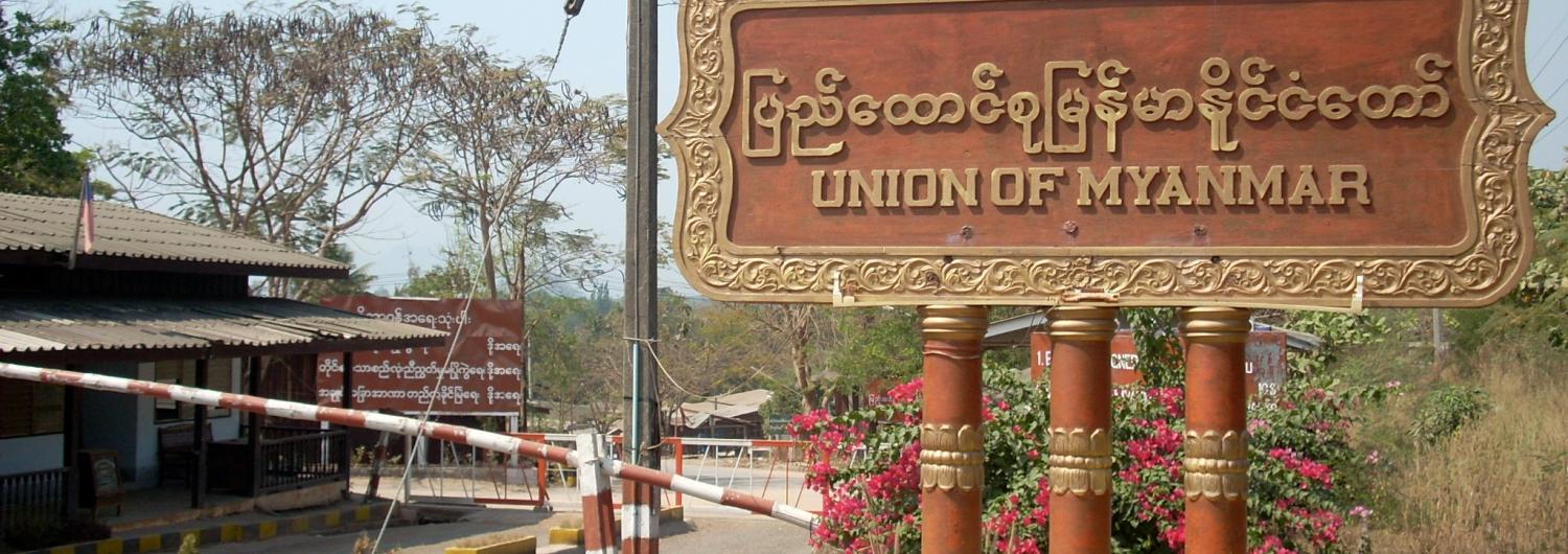 The border checkpoint between Thailand and Myanmar at Three Pagodas Pass (Photo: Flickr/ joaquin uy)