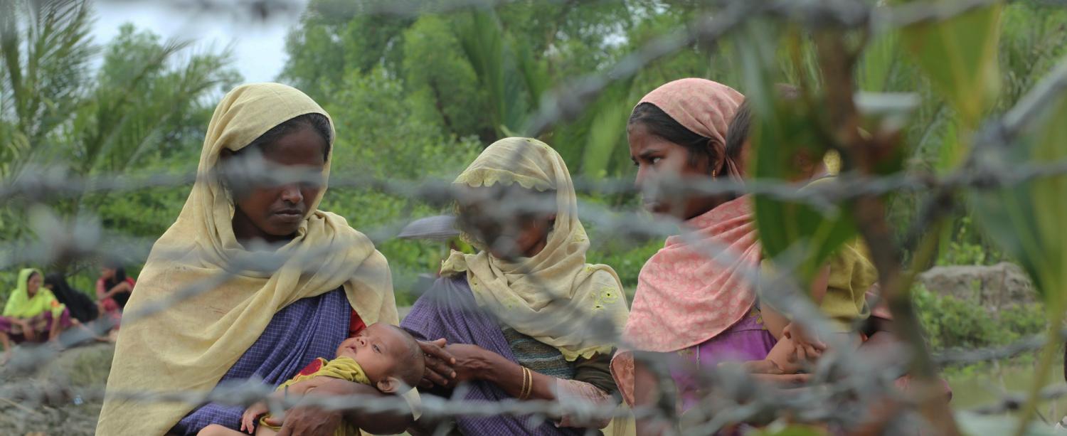 Rohingya Muslims wait to cross Myanmar border to enter Bangladesh at Mingdu, Myanmar. (Photo by Zakir Hossain Chowdhury/Getty Images)